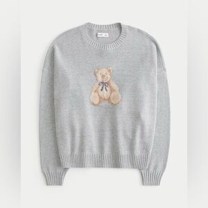 Hollister Easy Teddy Bear Graphic Crew Sweater in Light Heather Grey